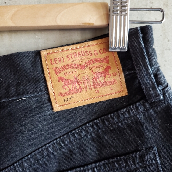 LEVI'S / 501 Jean Shorts in black denim / Size 25 - Picture 4 of 6